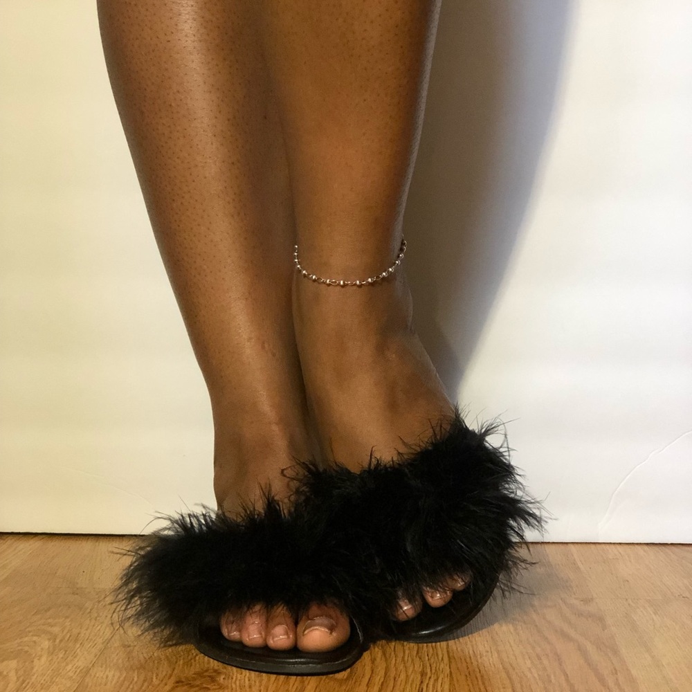CAPE ROBBIN Furry Feather Black Slides